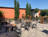 Bistro und Bridgetische mit Hockern